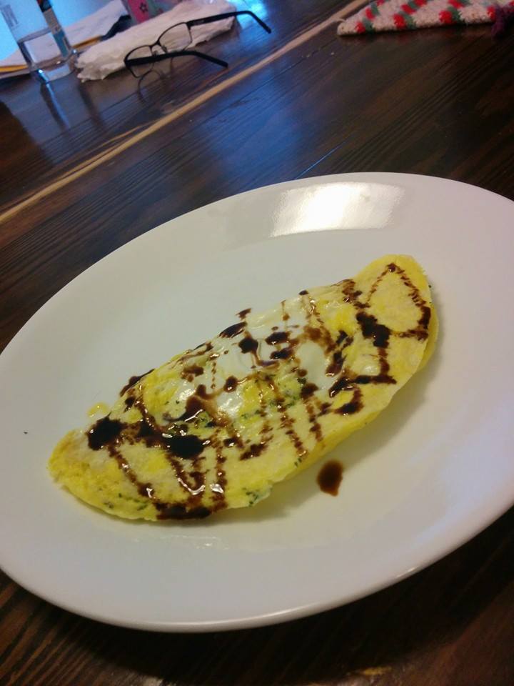 Fluffy Omelet with Parsley, Mozzarella Cheese and Hawaii Balsamics Tangy Fig Balsamic